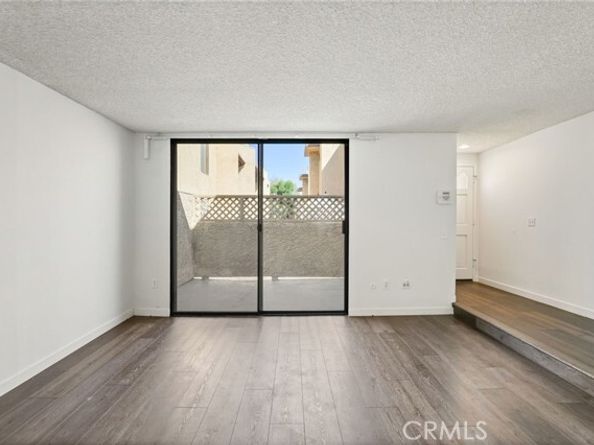 22038 Vanowen St. 215, Woodland Hills (los Angeles) CA 91303