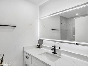 18530 Hatteras Street 213, Tarzana (los Angeles) CA 91356