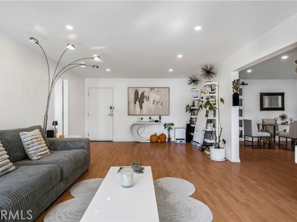 18530 Hatteras Street 213, Tarzana (los Angeles) CA 91356