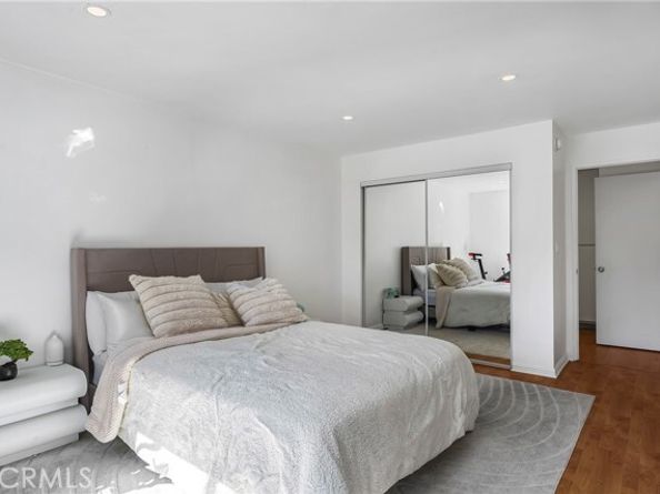 18530 Hatteras Street 213, Tarzana (los Angeles) CA 91356