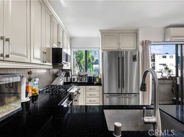 18530 Hatteras Street 213, Tarzana (los Angeles) CA 91356