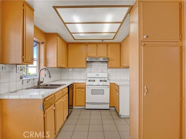 8828 Burnet Avenue 9, North Hills (los Angeles) CA 91343