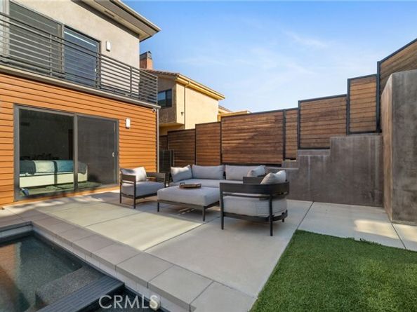4189 S Cloverdale Avenue, Los Angeles CA 90008