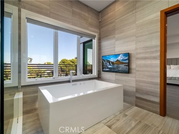 4189 S Cloverdale Avenue, Los Angeles CA 90008