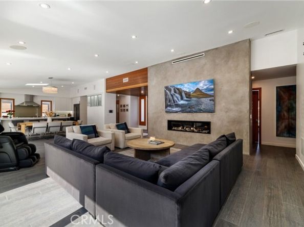 4189 S Cloverdale Avenue, Los Angeles CA 90008