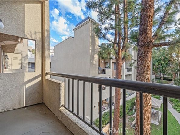 21400 Burbank Boulevard 313, Woodland Hills (los Angeles) CA 91367