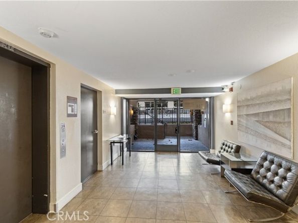 21400 Burbank Boulevard 313, Woodland Hills (los Angeles) CA 91367