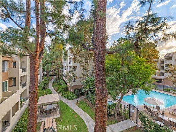 21400 Burbank Boulevard 313, Woodland Hills (los Angeles) CA 91367