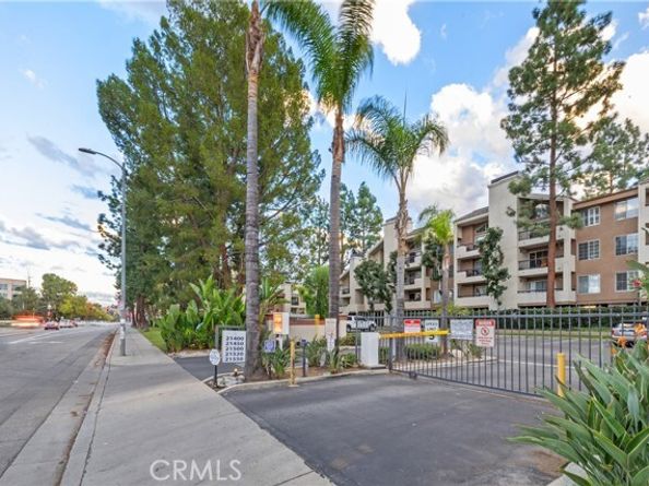 21400 Burbank Boulevard 313, Woodland Hills (los Angeles) CA 91367
