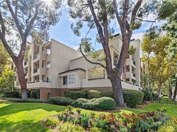 21400 Burbank Boulevard 313, Woodland Hills (los Angeles) CA 91367