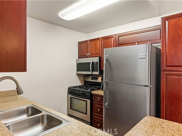 21400 Burbank Boulevard 313, Woodland Hills (los Angeles) CA 91367