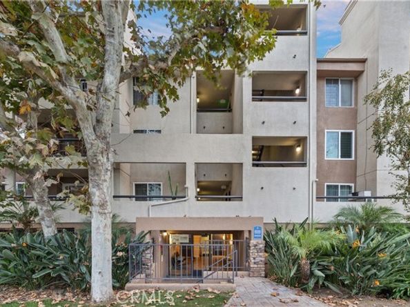 21400 Burbank Boulevard 313, Woodland Hills (los Angeles) CA 91367