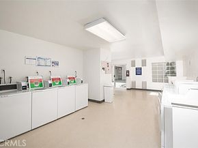 21400 Burbank Boulevard 313, Woodland Hills (los Angeles) CA 91367