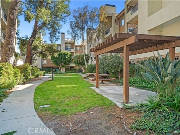 21400 Burbank Boulevard 313, Woodland Hills (los Angeles) CA 91367