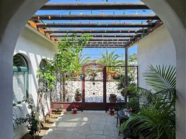 9740 La Canada Way, Burbank CA 91040