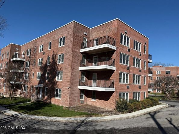 50 Lafayette Place 2H, Greenwich CT 06830