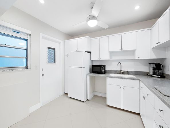 329 SE 3rd St 305P, Hallandale Beach FL 33009