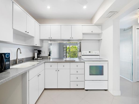 329 SE 3rd St 305P, Hallandale Beach FL 33009