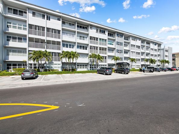 329 SE 3rd St 305P, Hallandale Beach FL 33009