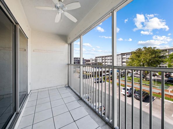 329 SE 3rd St 305P, Hallandale Beach FL 33009