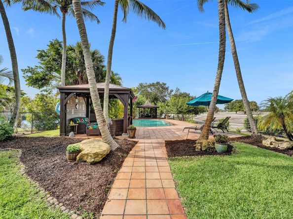 750 Bluebird Ln, Plantation FL 33324