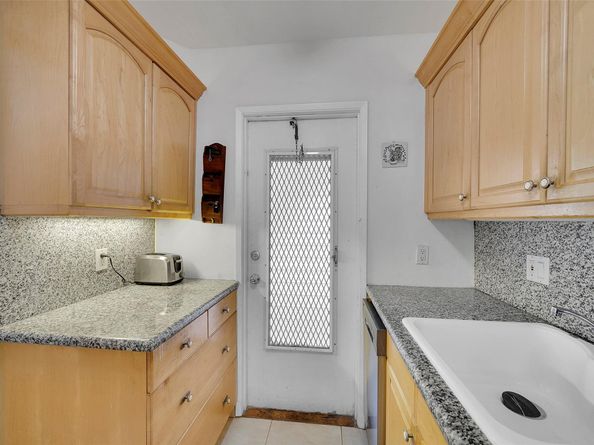 2050 NE 39th St E306, Lighthouse Point FL 33064