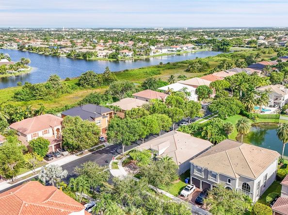16714 SW 10th St, Pembroke Pines FL 33027
