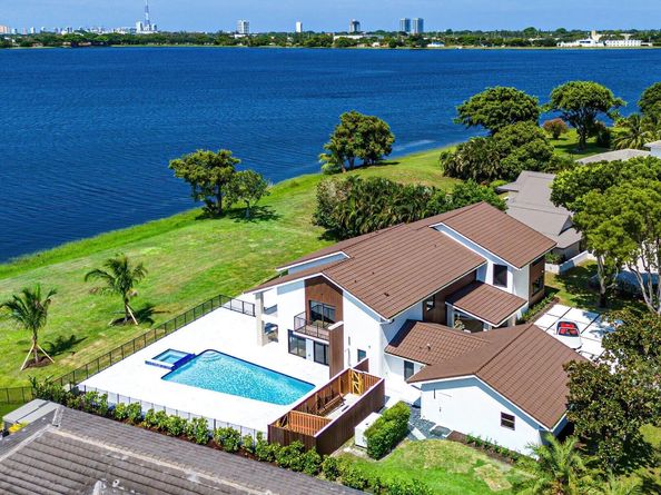 2504 Embassy Drive, West Palm Beach FL 33401