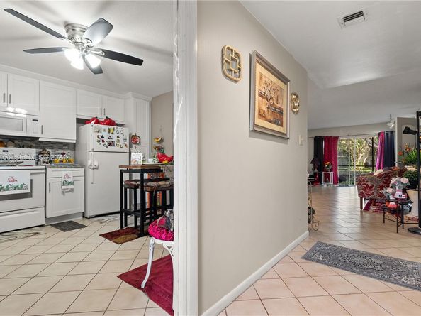 281 S Hollybrook Drive 103, Pembroke Pines FL 33025