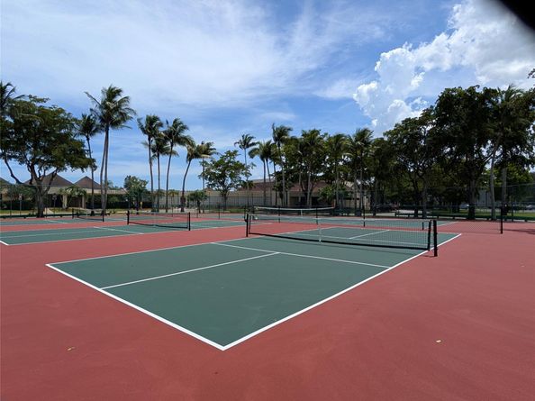 8021 N Sunrise Lakes Dr 203, Sunrise FL 33322