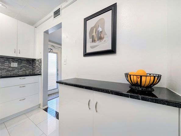 8021 N Sunrise Lakes Dr 203, Sunrise FL 33322