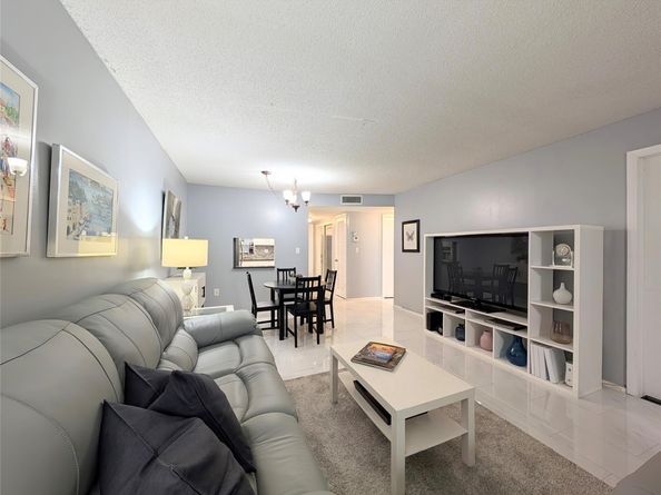 8021 N Sunrise Lakes Dr 203, Sunrise FL 33322