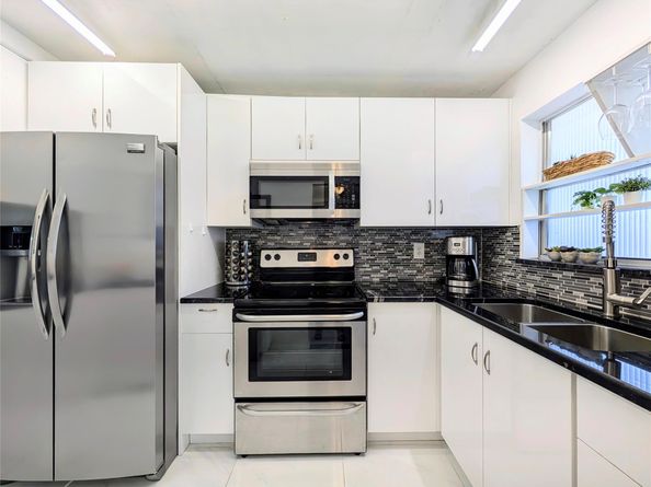 8021 N Sunrise Lakes Dr 203, Sunrise FL 33322