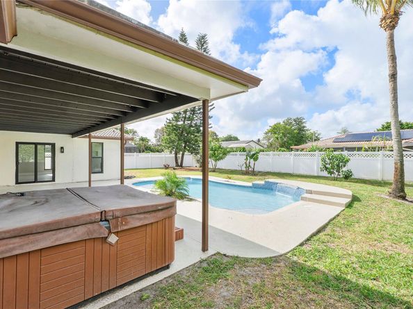 1024 NW 83rd Dr, Coral Springs FL 33071