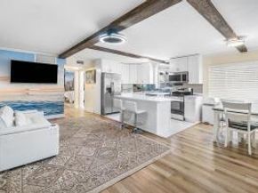 2020 Lake Osborne Drive 10, Lake Worth Beach FL 33461