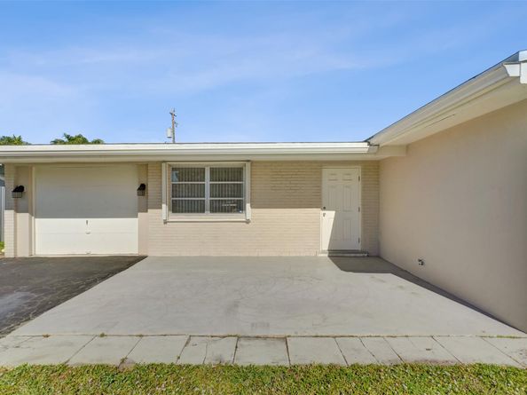 8211 NW 10th St, Pembroke Pines FL 33024