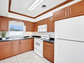 8211 NW 10th St, Pembroke Pines FL 33024