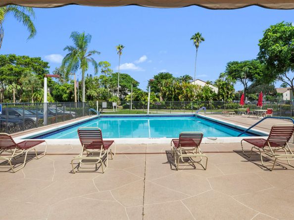 7698 Tahiti Lane 105, Lake Worth FL 33467