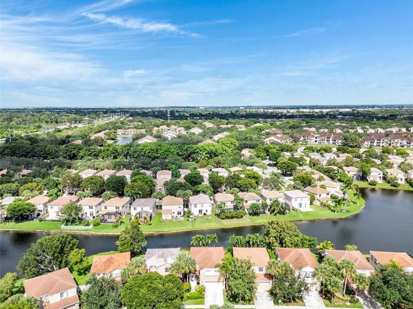 10843 NW 12th Ct, Plantation FL 33322