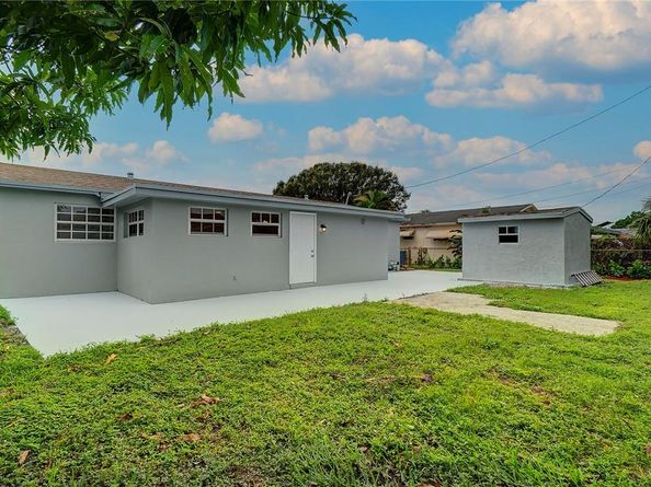 6711 NW 8th St, Margate FL 33063
