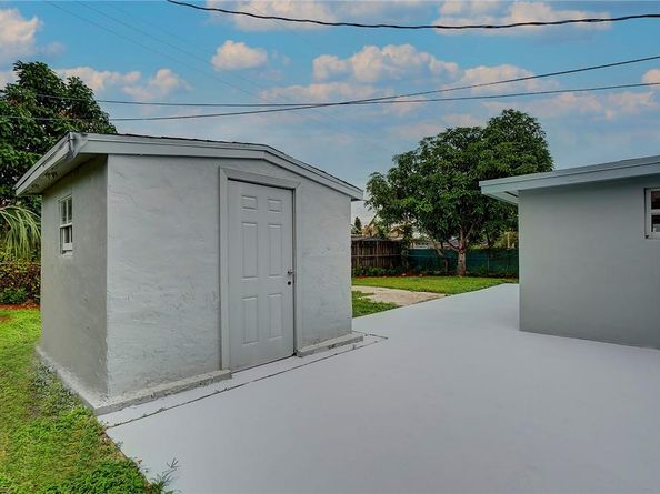 6711 NW 8th St, Margate FL 33063