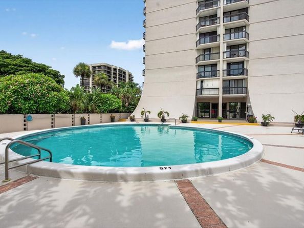 2425 Presidential Way 1502, West Palm Beach FL 33401