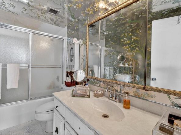 2425 Presidential Way 1502, West Palm Beach FL 33401