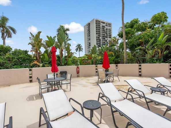 2425 Presidential Way 1502, West Palm Beach FL 33401