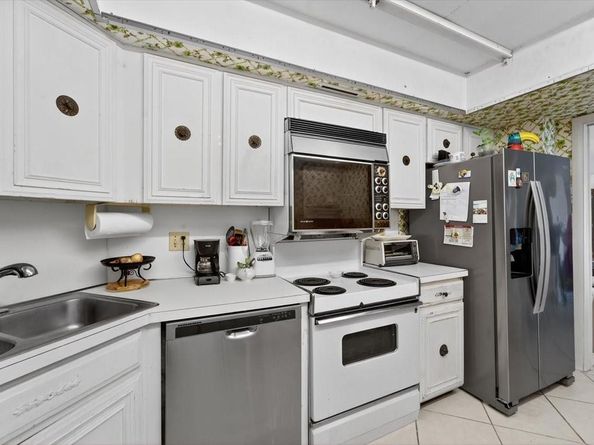 2425 Presidential Way 1502, West Palm Beach FL 33401