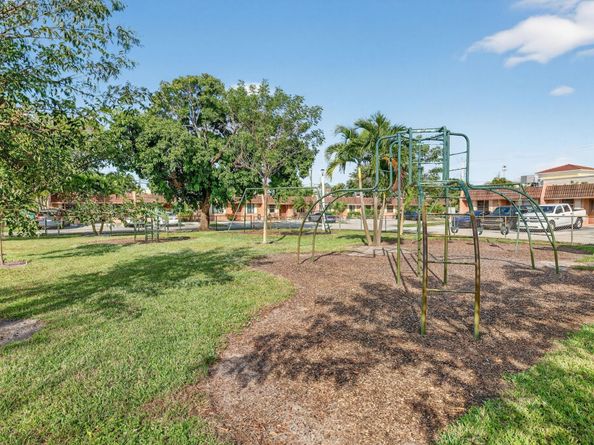 16 Toledo Ct 338, Davie FL 33324