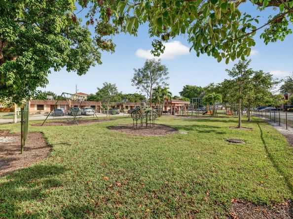 16 Toledo Ct 338, Davie FL 33324