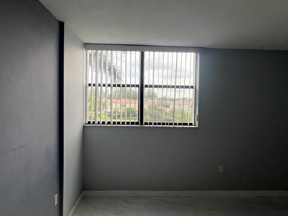 900 NE 195th St 314, Miami FL 33179