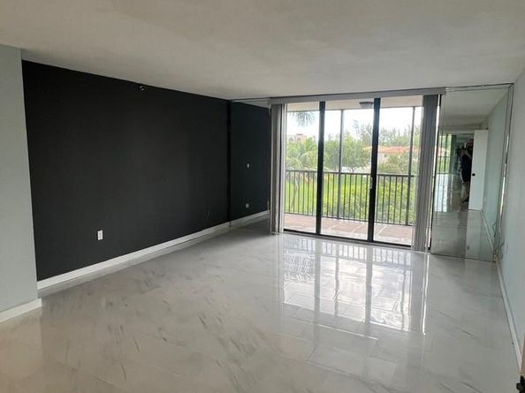 900 NE 195th St 314, Miami FL 33179