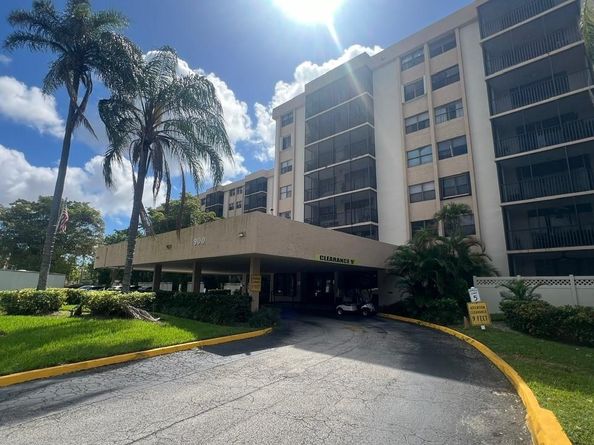 900 NE 195th St 314, Miami FL 33179